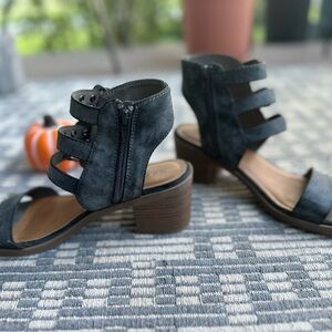 Solely Black women's black double buckle open toe heels size 8
Solely Black